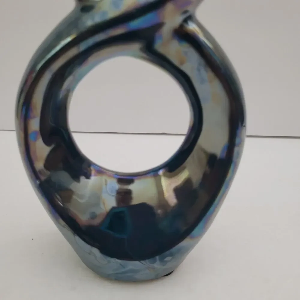 Infinity Loop Vase - Picture 3 of 9